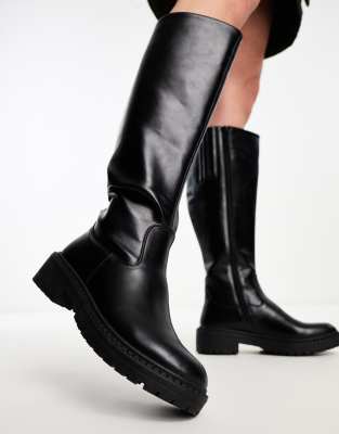 New Look - Kniehohe, flache Stiefel in Schwarz mit dicker Sohle