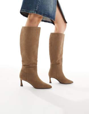 New Look - Kniehohe Stiefel aus Wildlederimitat in Kamelbraun mit Absatz-Neutral