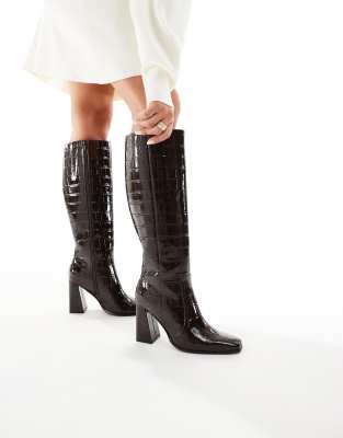 New Look - Kniehohe Stiefel in Kroko-Braun mit Absatz-Brown