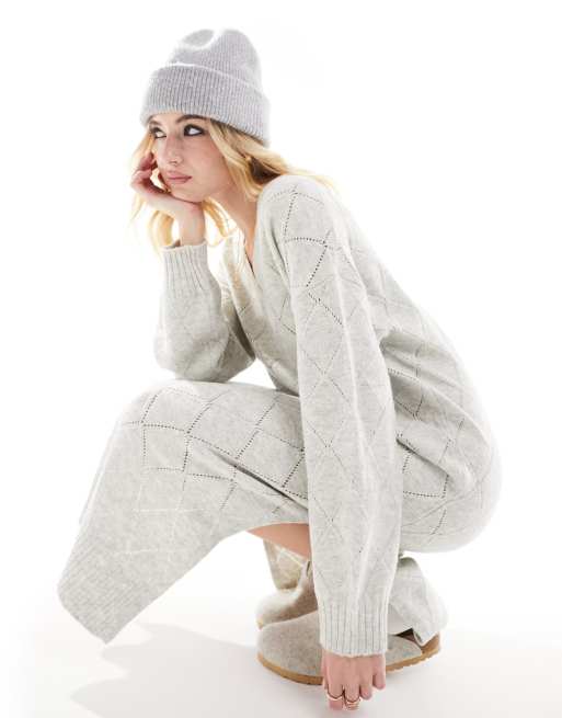 New Look knitted pointelle v neck midi dress in grey, 3 of 4