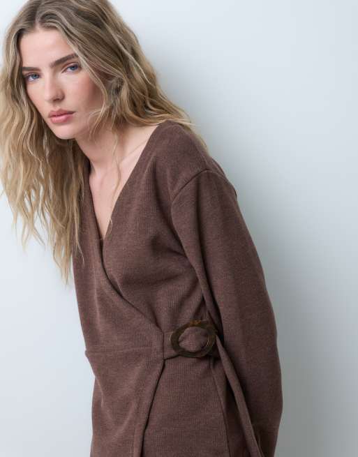 New Look knitted wrap buckle top co-ord in dark brown, 3 of 5