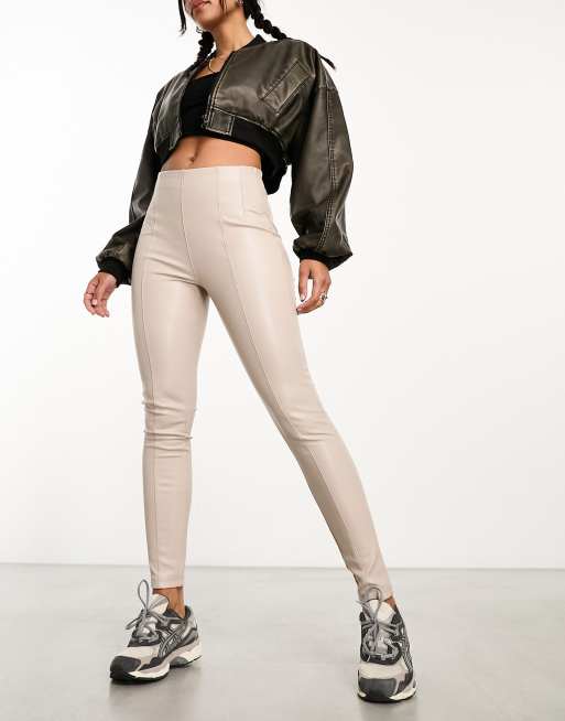 New Look – Kremowe legginsy z imitacji skóry