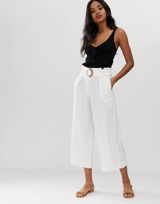 New Look – Kurze Hose in Weiß mit Schnalle