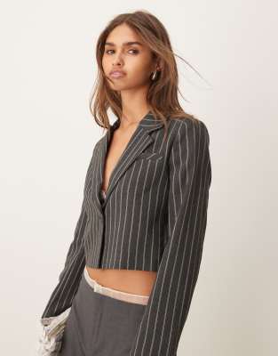 New Look - Kurzer Blazer in Grau mit Nadelstreifen