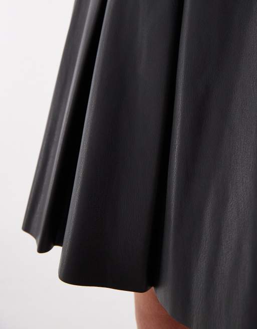 New Look – Kurzer Faltenrock aus Kunstleder in Schwarz, 3 von 5