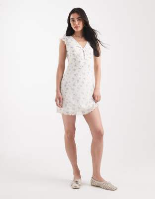 New Look - Kurzes Netzstoff-Freizeitkleid in Creme mit Blumenmuster-Weiß