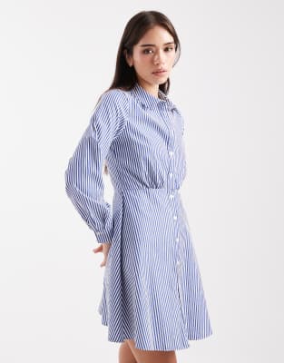 New Look - Kurzes Skater-Hemdkleid in blau gestreift
