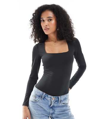 New Look - Langärmliger Body in Schwarz mit eckigem Ausschnitt
