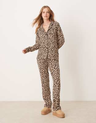 New Look - Langärmliger Jersey-Pyjama mit Leopardenmuster-Brown