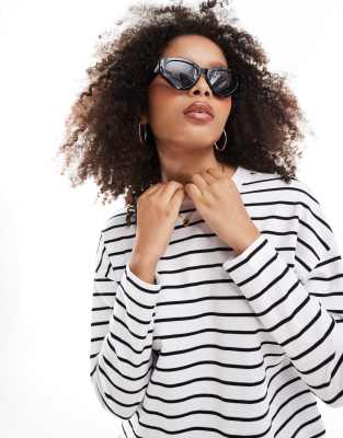 Thumbnail - New Look - Langärmliges Boxy Fit T-Shirt in Schwarz gestreift