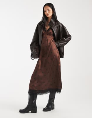 New Look - Langärmliges Midi-Freizeitkleid in Braun mit Punktemuster-Brown