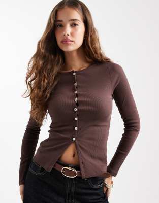 New Look - Langärmliges Oberteil in Braun mit Knopfleiste-Brown