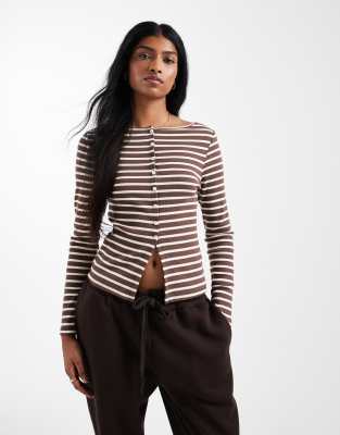 New Look - Langärmliges Oberteil in Braun mit Streifen und Knopfleiste-Brown