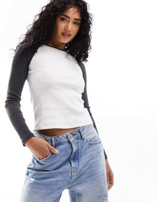 New Look – Langärmliges Raglan-Shirt in Weiß und Grau