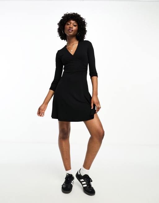 New Look – Langärmliges Wickel-Minikleid in Schwarz mit Spitzenborte, 2 von 4