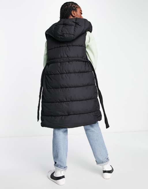 New Look - Lange gewatteerde bodywarmer met capuchon in zwart, 2 van 4