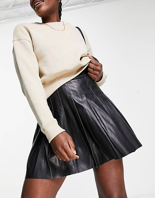 Women New Look leather look pleated mini skirt in black 