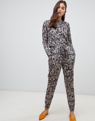 New Look – Leopardmönstrade mjukisbyxor, del av set-Grå