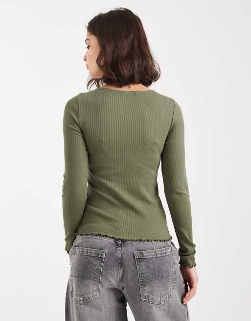 New Look lettuce edge long sleeve top in khaki, 3 of 4