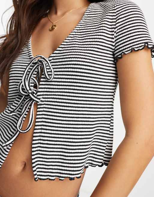 New Look lettuce edge tie front crop top in black, 2 of 4