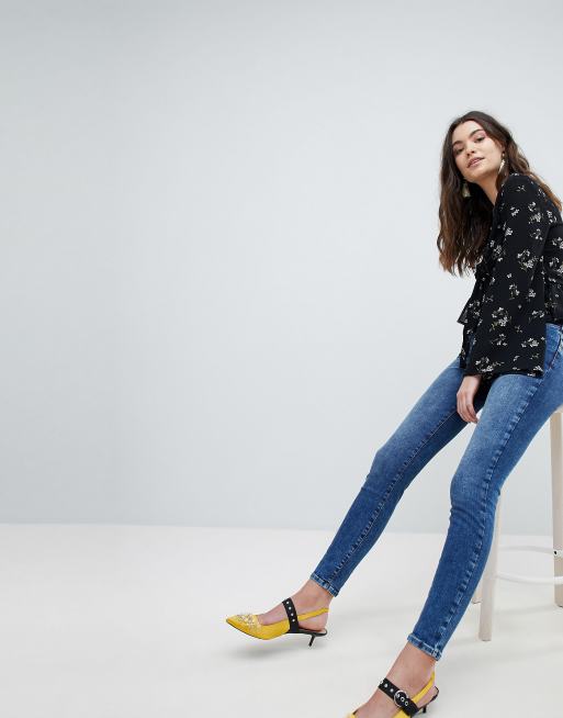 New Look Lift And Shape Jeans Met Blauwe Spoeling Asos