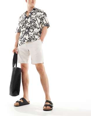 New Look New Look linen look shorts in cream-White