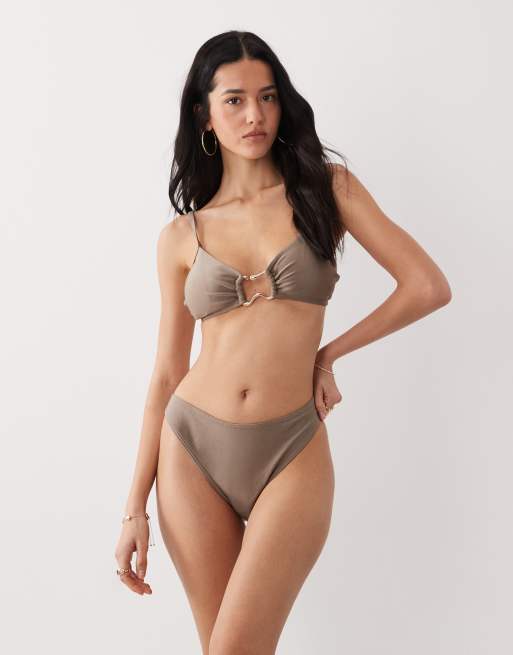 New Look – Ljusbrun bikiniöverdel med guldfärgade detaljer, 2 av 4