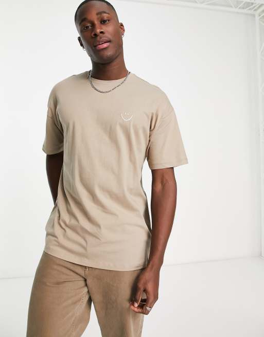 New Look – Ljusbrun t-shirt i oversize med broderad smiley 