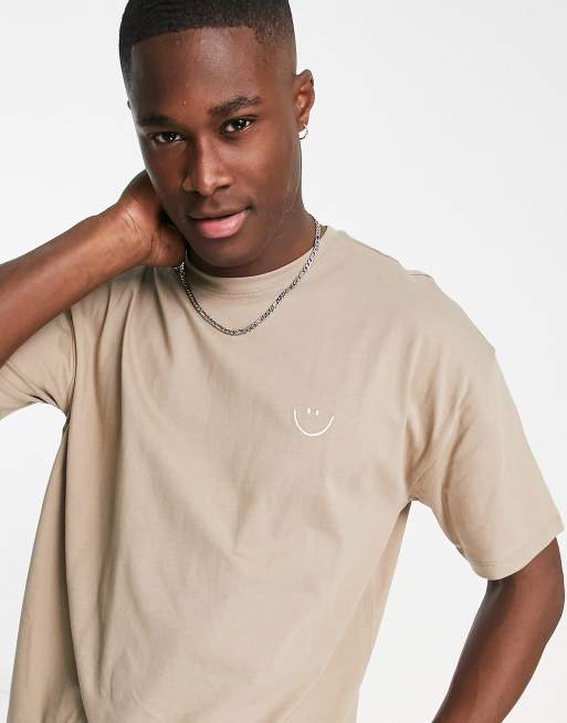 New Look – Ljusbrun t-shirt i oversize med broderad smiley , 3 av 4