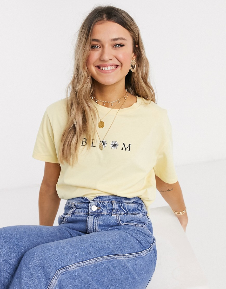 New Look – Ljusgul, kort t-shirt med Bloom-text och boxig passform