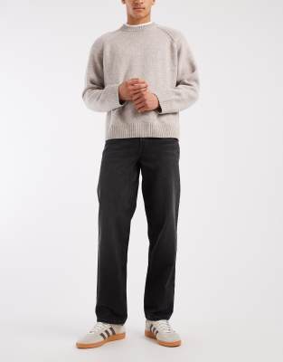 Locker geschnittene Jeans in verwaschenem Schwarz Schwarz W28 L30