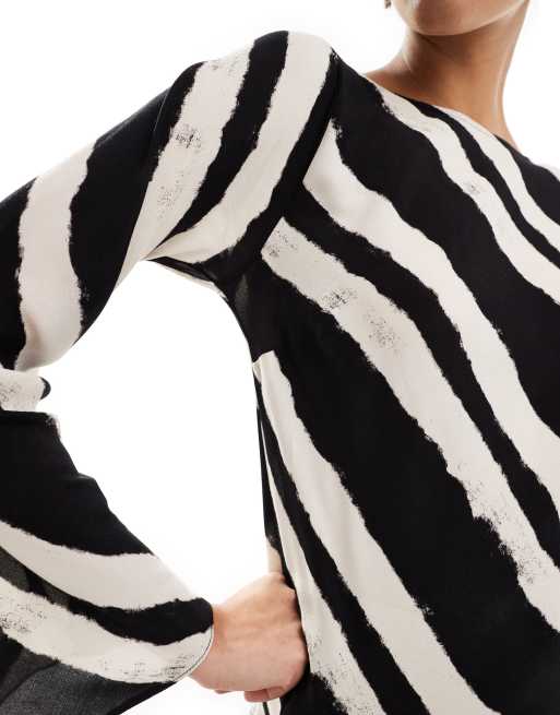 New Look long sleeve midi dress in black stripe pattern, 3 of 4