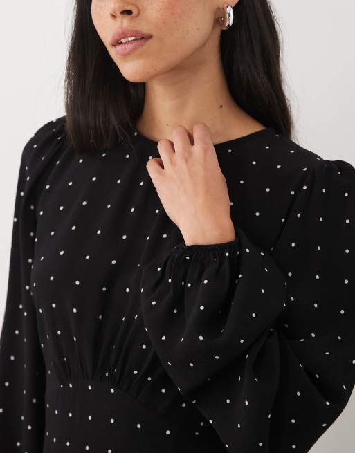New Look long sleeved flippy mini dress in black polka dot, 4 of 4