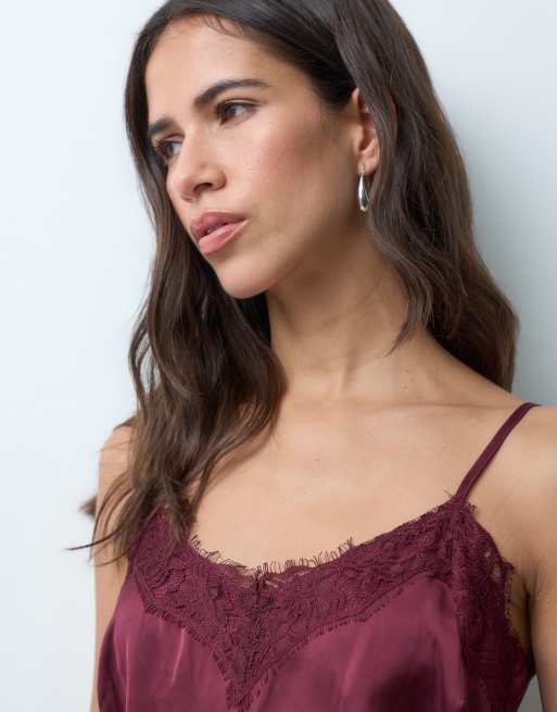 New Look longline asymmetrisk cami-top i satin med blondekant i vinrød, 3 af 4