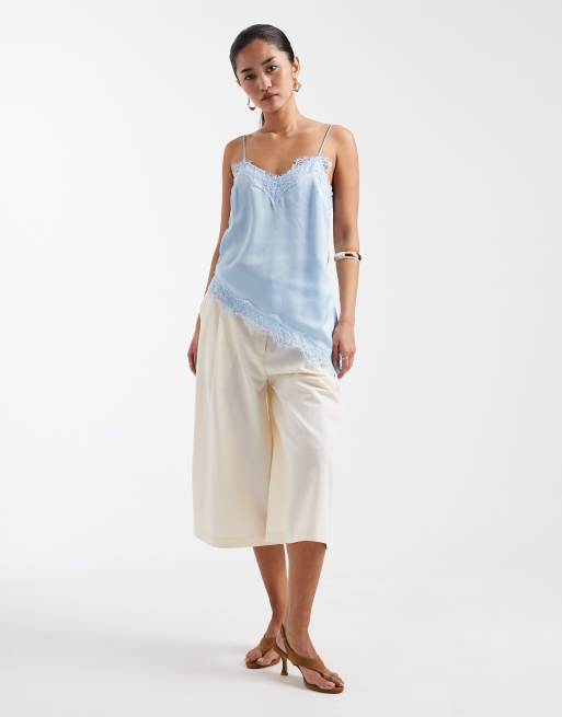 New Look - Lyseblå longline-top i satin med cami-stropper og asymmetrisk blondekant, 2 af 4
