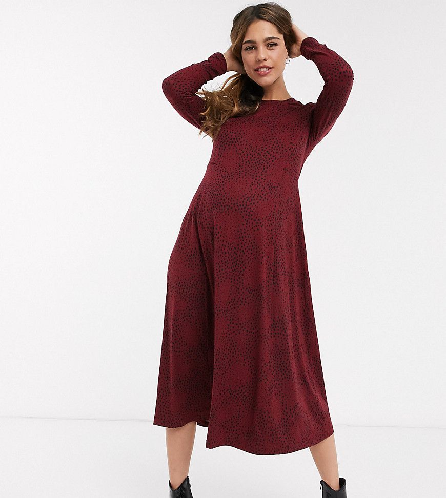 New Look Maternity - Aangerimpelde, zacht aanvoelende midi-jurk met rood motief