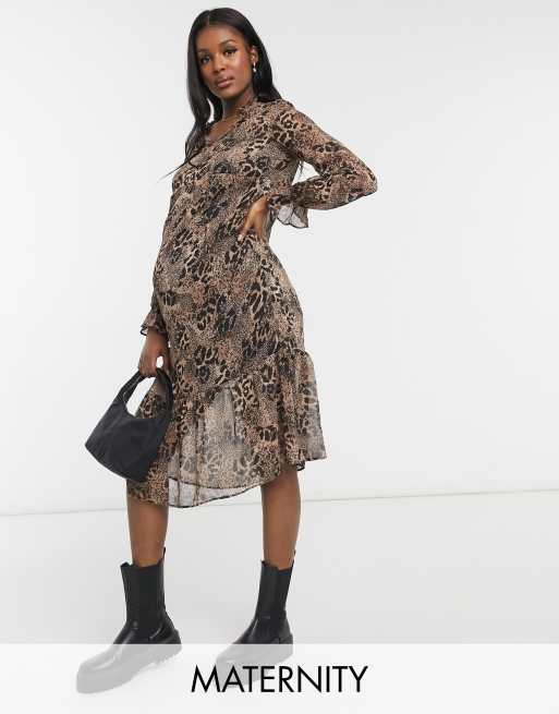 New Look Maternity Chiffon Midikleid mit Leoparden Print ASOS