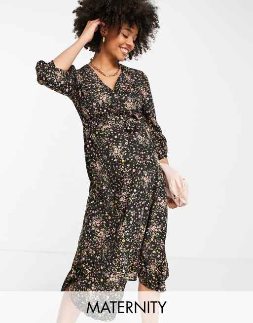 New Look Maternity – Czarna kopertowa sukienka midi w kwiaty | ASOS