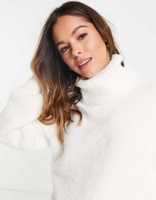 Fluffy roll outlet neck jumper