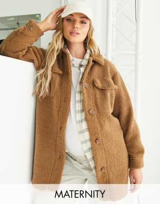 New Look Maternity - Lang geschnittene Hemdjacke aus Teddyfell in Braun