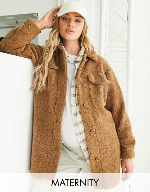 New Look Maternity – Lang geschnittene Hemdjacke aus Teddyfell in Braun