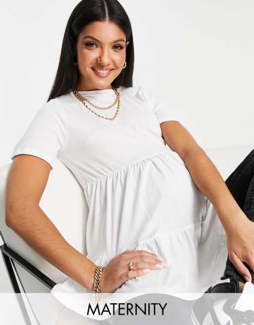 New Look Maternity – T-Shirt in Weiß mit Schößchen