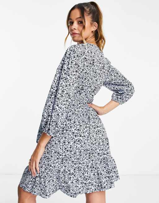New Look Maternity - Vestito corto a portafoglio blu a fiori, 2 di 4