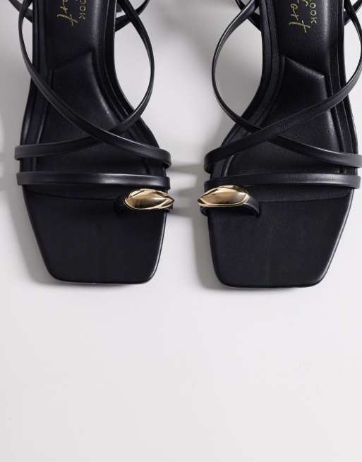 New Look metal detail toe loop heeled sandals in black, 3 of 4