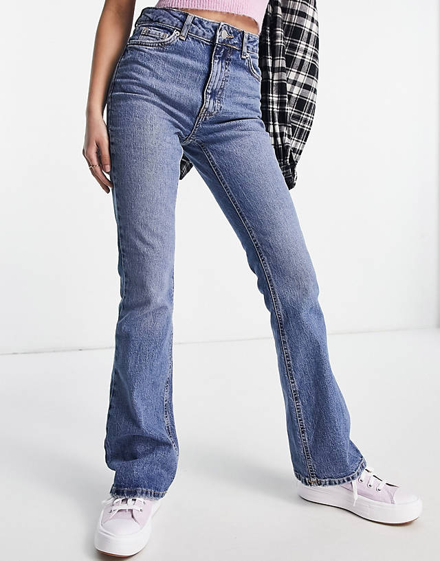 New Look - mid rise flare jeans in midwash blue