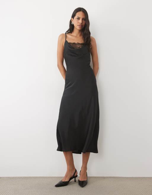New Look midi-kjole i satin med blondeindsats og vandfaldsudskæring i sort, 2 af 4