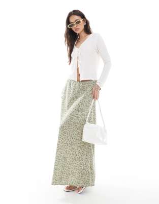 New Look – Midirock in Grün mit Schrägschnitt und Blumenmuster - view 1