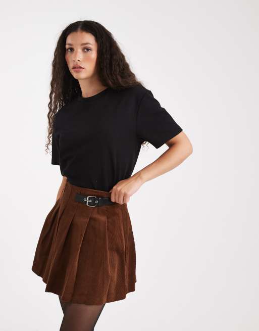 New Look – Mini-Faltenrock aus Cord in Rostrot mit Schnallendetail, 2 von 5