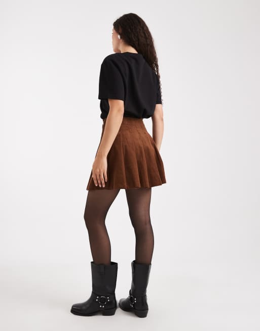 New Look – Mini-Faltenrock aus Cord in Rostrot mit Schnallendetail, 4 von 5