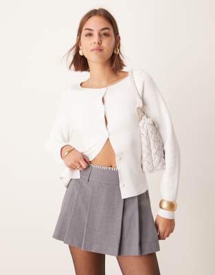 New Look - Mini-Faltenrock in Grau mit Boxershorts-Detail